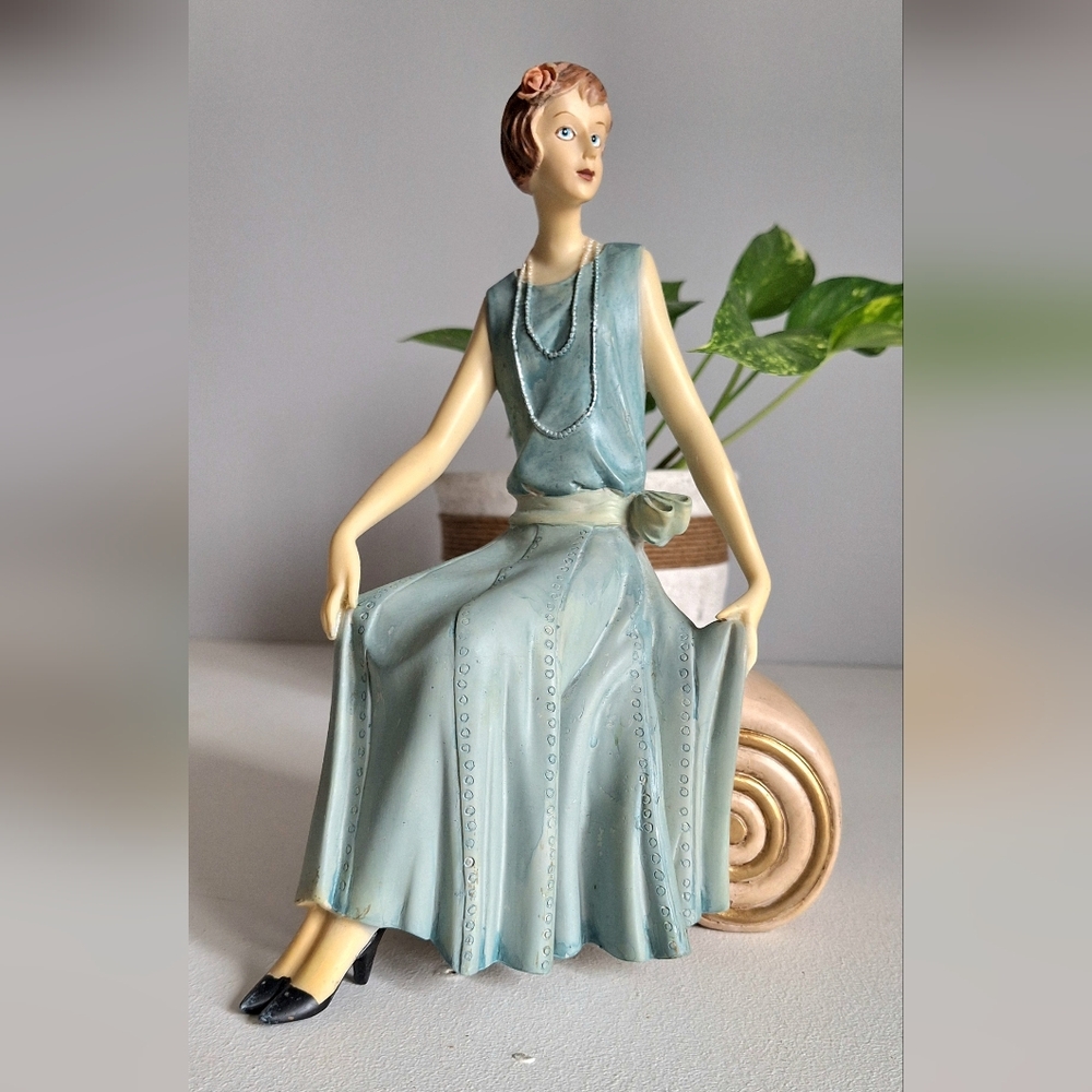 Figurine of an elegant lady